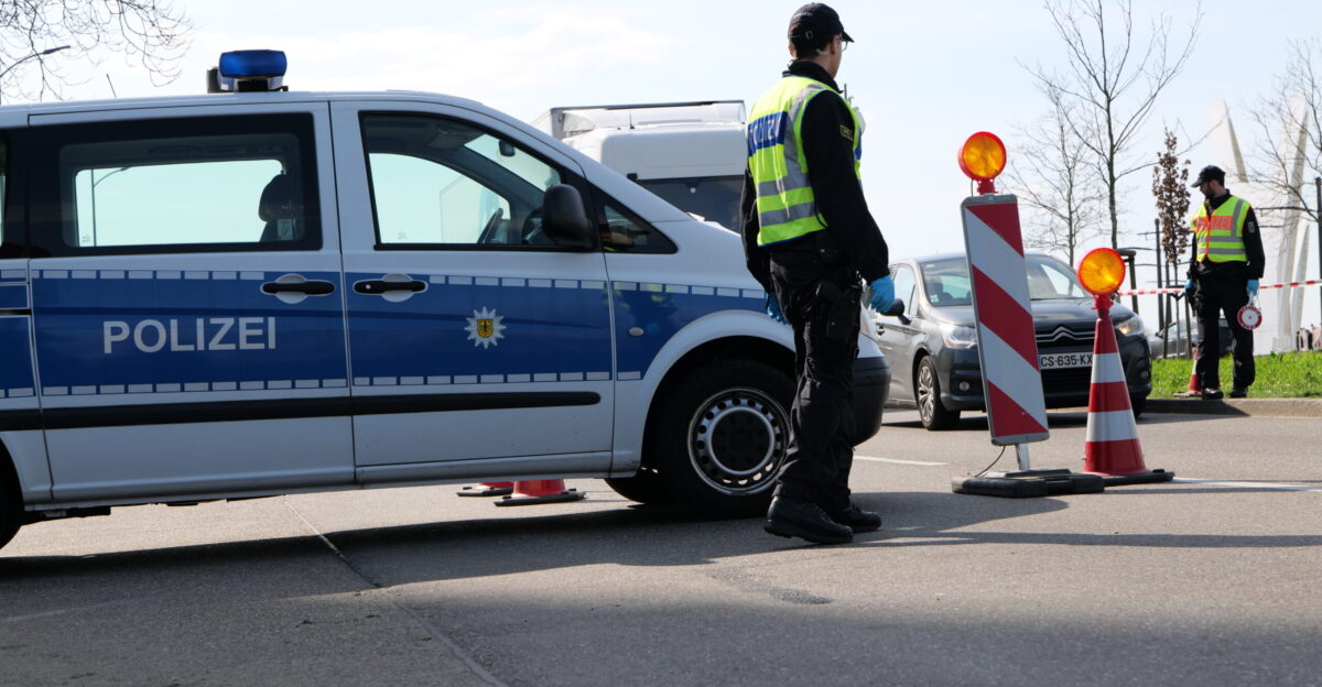 Grenzkontrollen von Ankommenden auf der deutschen Seite der Europabr cke zwischen Stra burg und Kehl am 16 M rz 2020