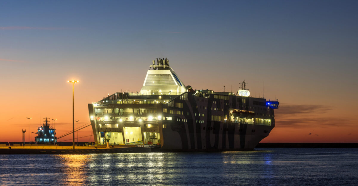 Fantastic ship 1996 in the harbour of S te - H rault France
