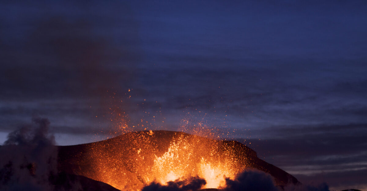 Eruption at Fimmv r uh ls at dusk