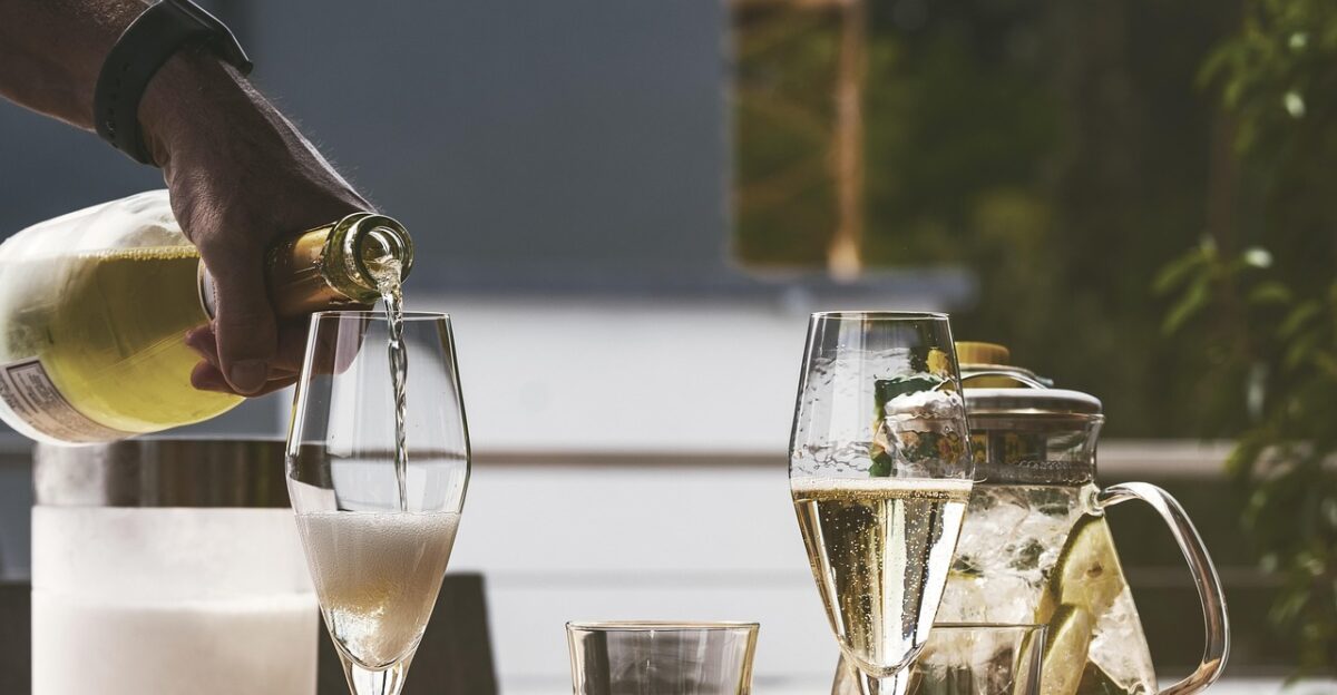 drink alcohol sparkling wine glass bottle to celebrate champagne give a alcohol alcohol sparkling wine champagne champagne champagne champagne champagne