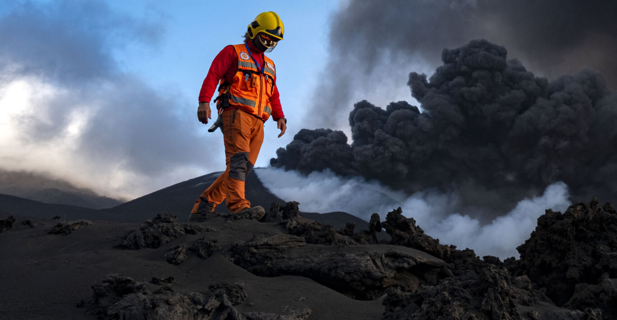 Island turns into open-air lab for tech-savvy volcanologists