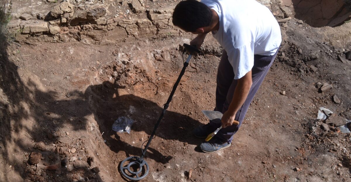 Metal detectors are inexpensive and effective remote sensing devices that should be- come part of the basic tool kit of archaeologists working at sites where metal artifacts are likely to be a part of the site assemblage