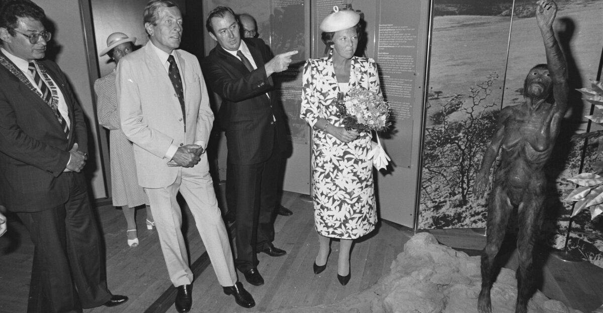 Collectie Archief Fotocollectie Anefo Reportage Serie onbekend Beschrijving Opening tentoonstelling the human story in Tropenmuseum Amsterdam vlnr Prins Claus Richard Leakey Keniase Paleo-antropoloog Koningin Beatrix bij Datum 2 juli 1986 Locatie Amsterdam Noord-Holland Trefwoorden Openingen koninginnen prinsen tentoonstellingen Persoonsnaam Beatrix koningin Claus prins Fotograaf Bogaerts Rob Anefo Auteursrechthebbende Nationaal Archief Materiaalsoort Negatief zwart wit Nummer archiefinventaris bekijk toegang 2 24 01 05 Bestanddeelnummer 933-7037