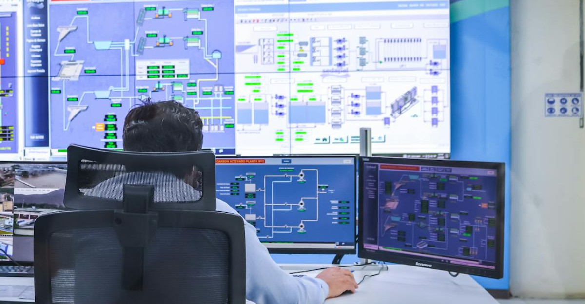 Operator in a modern control room managing technological systems in El Agustino Lima