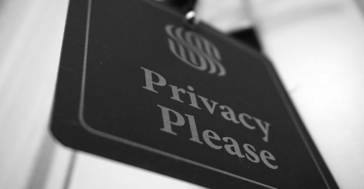 a black and white photo of a sign that says privacy please