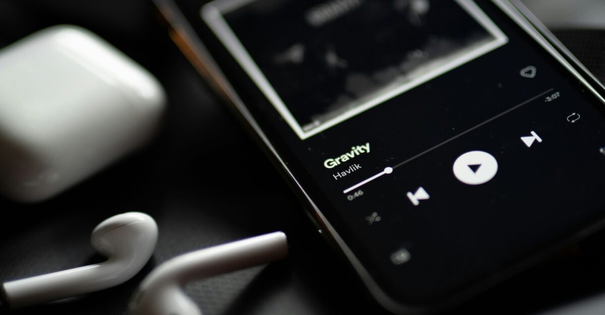 black and white candybar phone