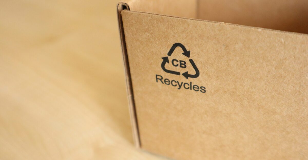 a cardboard box with a recyclies logo on it