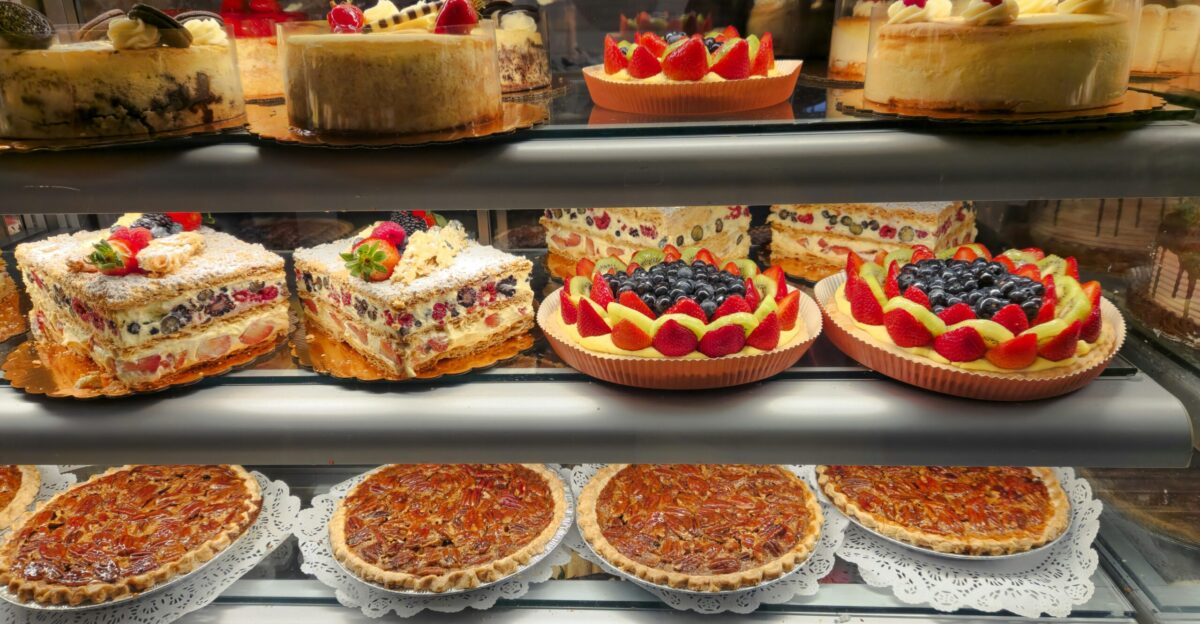 A display case filled with lots of different types of pies