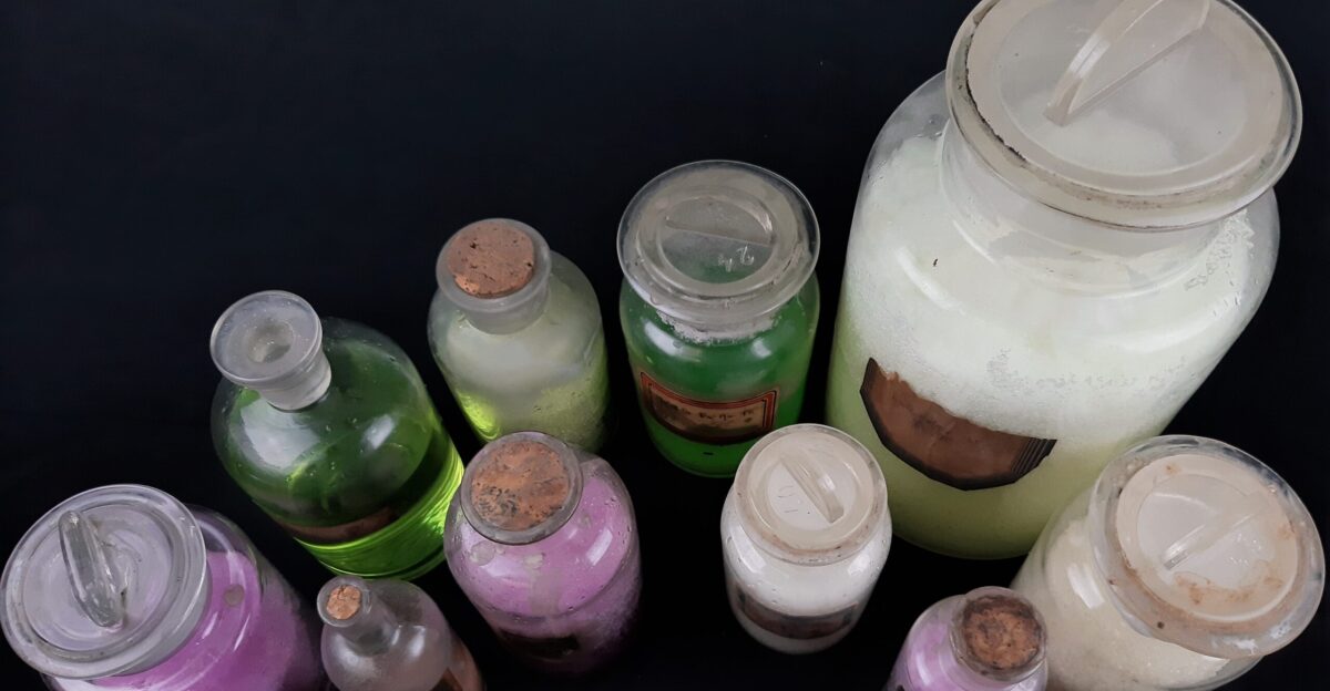 Praseodymiun neodymium and thallium salts obtained by extraction with acids and filtration on B chner from rare-earth minerals