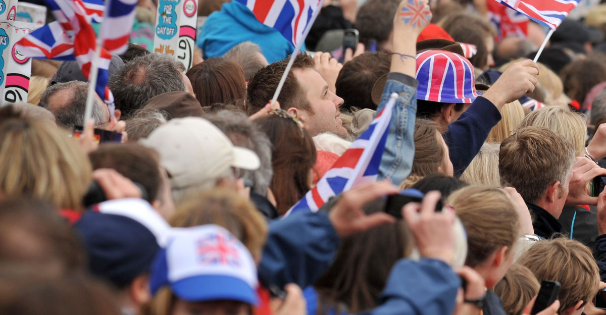 Army s loudest voice calls Royal Salute A sea of red white and blue Union Flags line the bank at Battersea Park during the Queens Diamond Jubilee River Pageant MOD Crown Copyright 2011 by UKinUSA