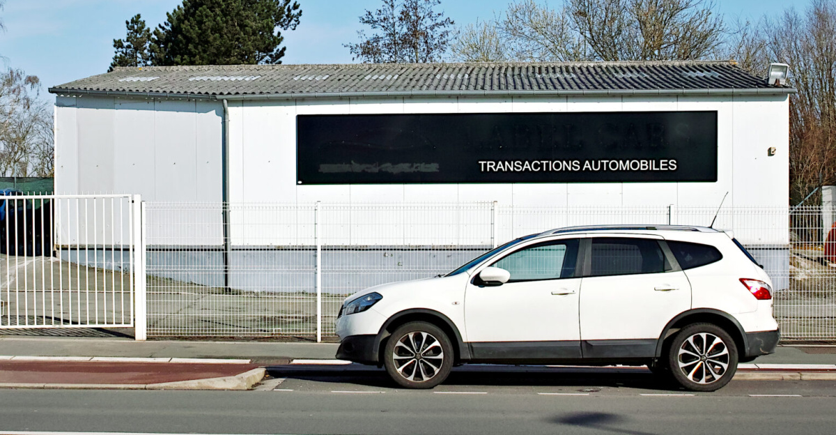 Used car dealer, Rue Raymond Poincaré, in Capinghem.
