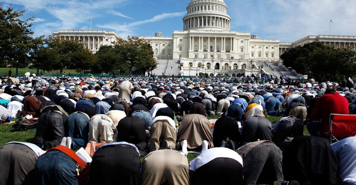 A brief history of Islam in America by Agus Triningsasi