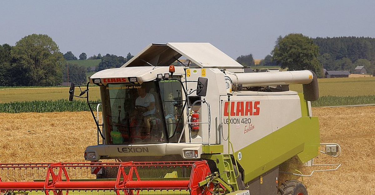 combine harvester harvest agriculture agricultural machine threshing grain harvest agricultural harvest time barley rural barley field claas farm work field work agricultural economics combine harvester claas claas claas claas claas
