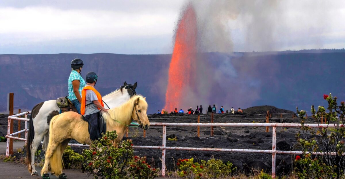 Hawaii s Kilauea volcano puts on a fiery show with a towering