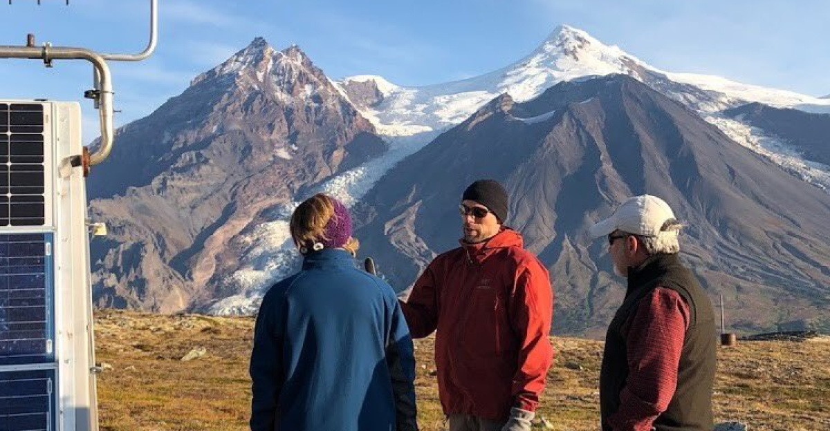 This week, @EnergyDepSec & I visited an @alaska_avo monitoring station on 1 of the highest-threat volcanoes in the nation, Mount Spurr. We heard about the good work AVO is doing to keep an eye on the 52 high-threat Alaskan volcanoes and efforts to improve warning capabilities.