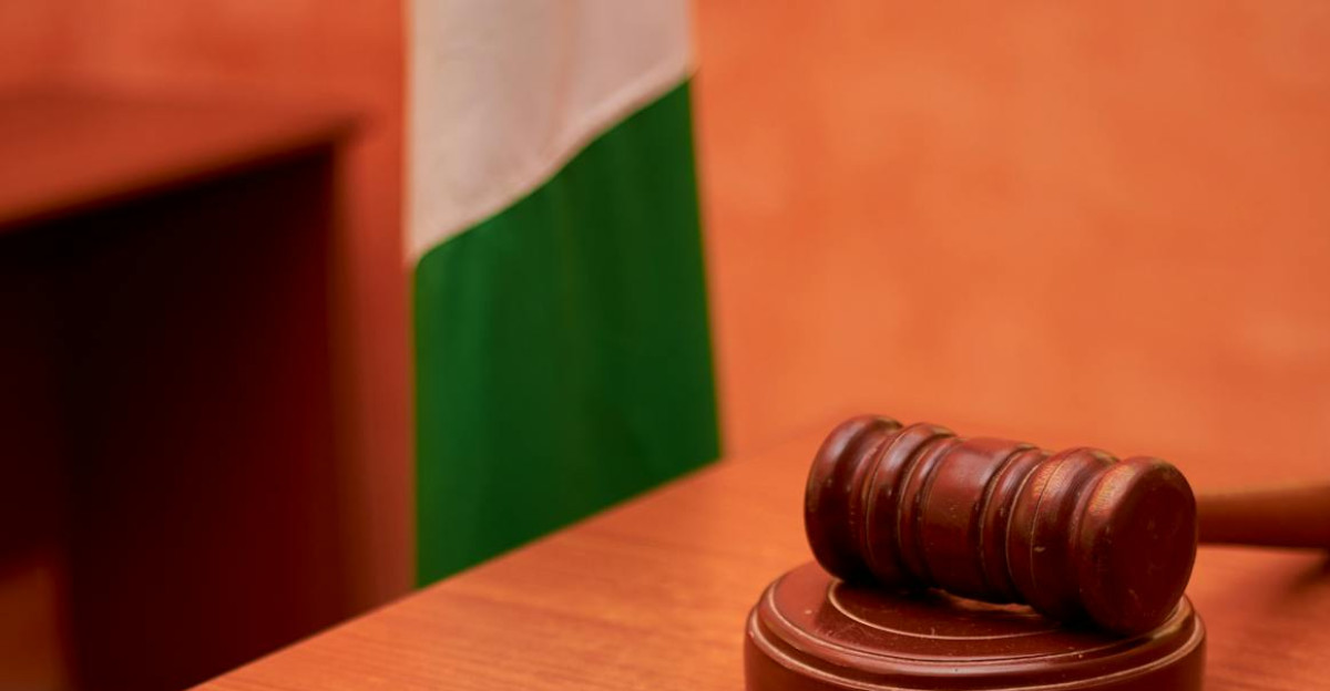 judge hitting barrel