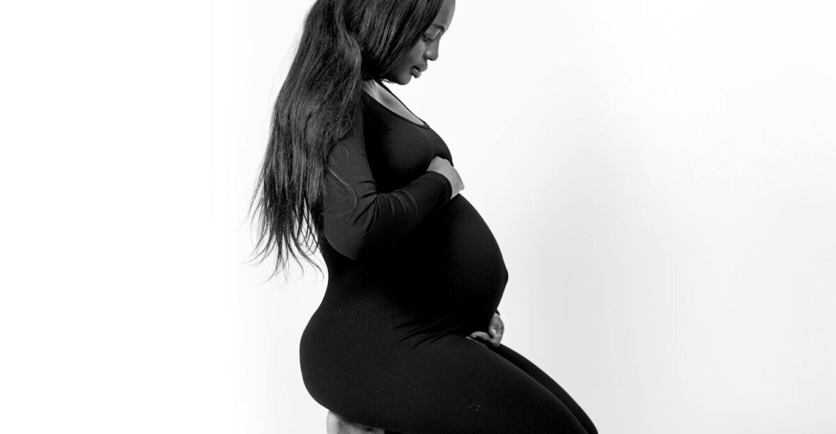 Future maman et futur papa en tenue chic