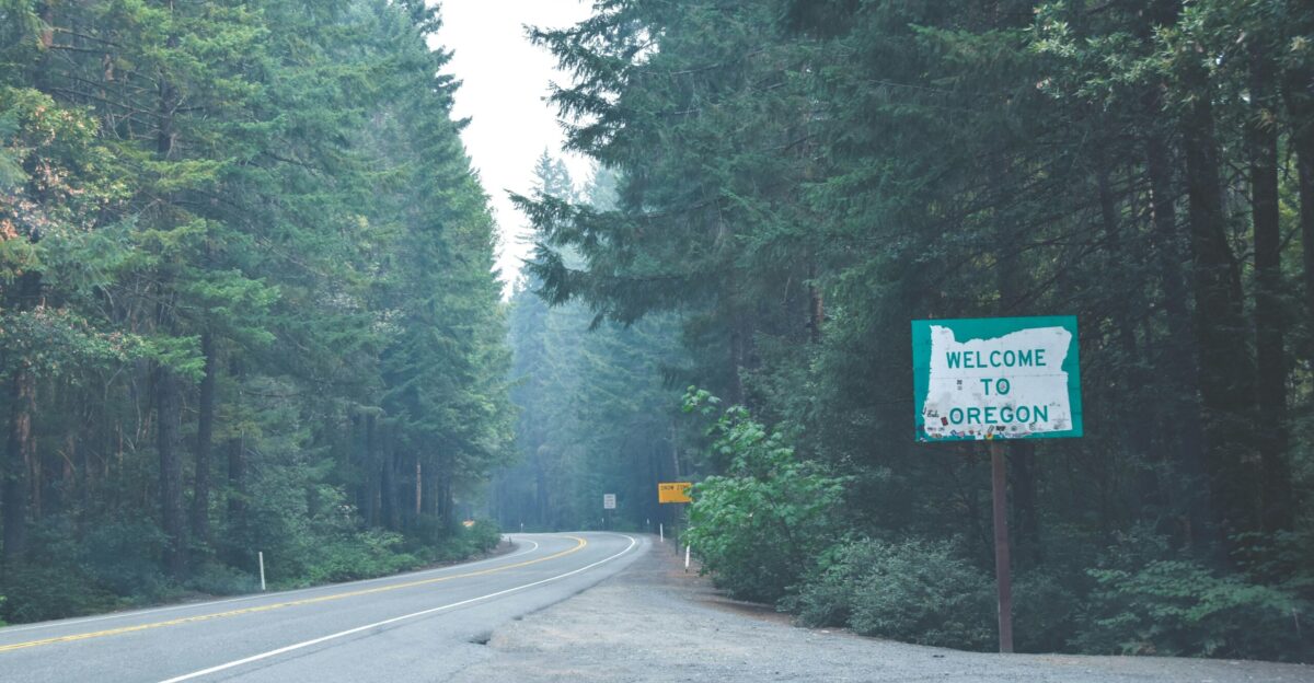 welcome to Oregon signage near trees