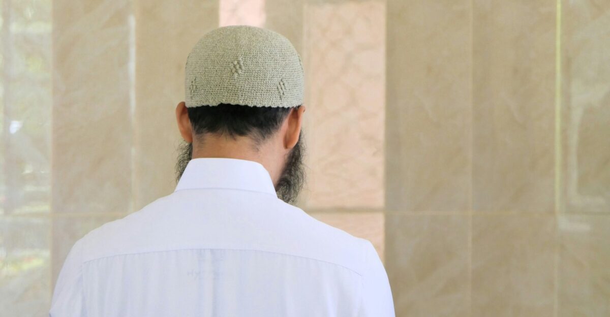 person facing on a wall closed-up photography