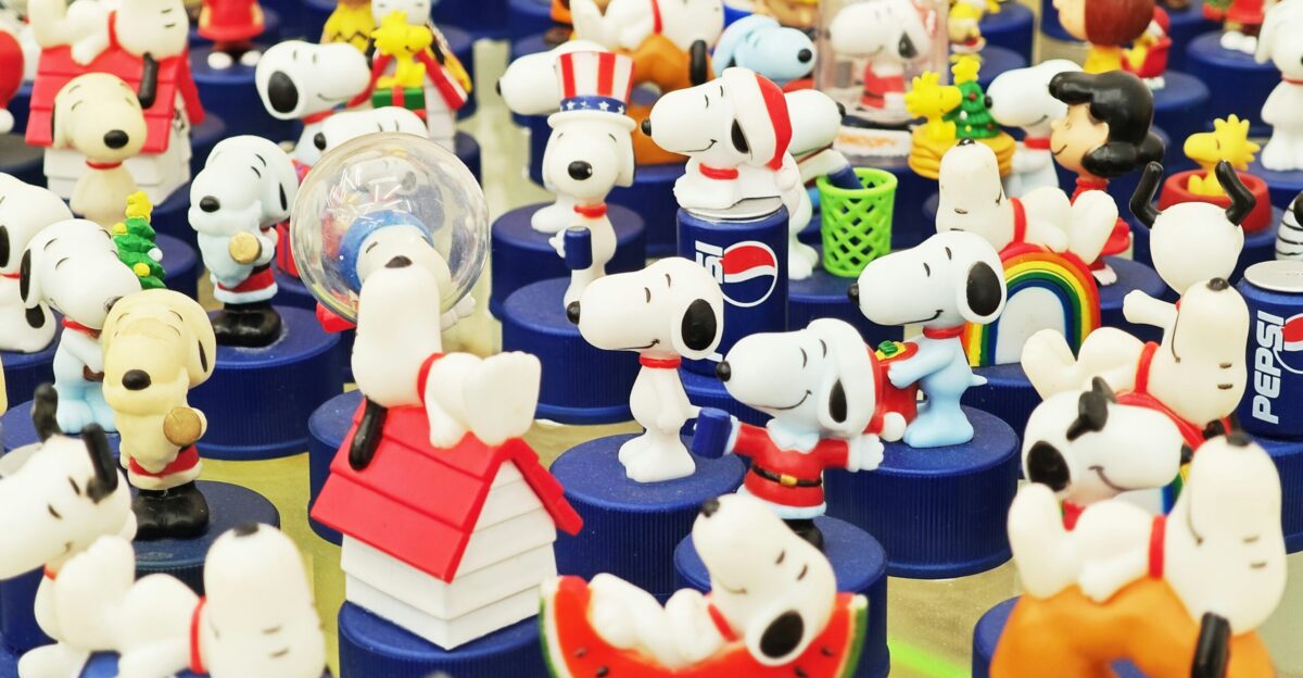 a bunch of small figurines that are on a table