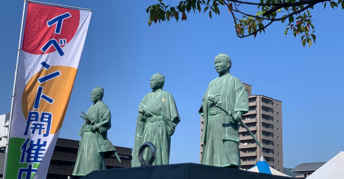 a group of statues of people standing next to each other