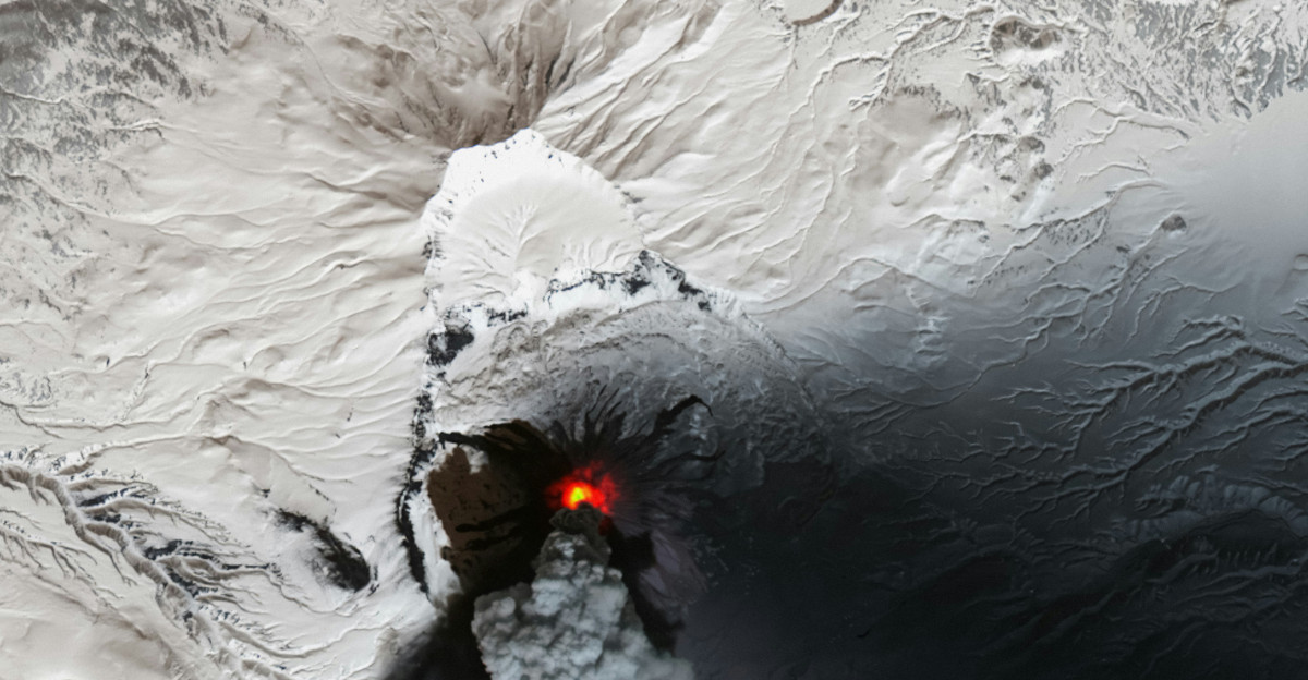lava remains confined to the summit crater
