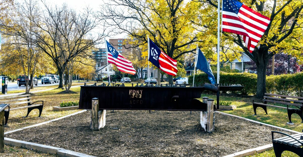 A group of benches sitting next to each other in a park