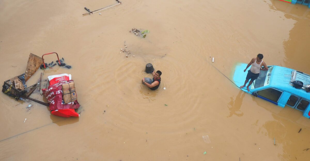 Flood waters trap people and vehicles