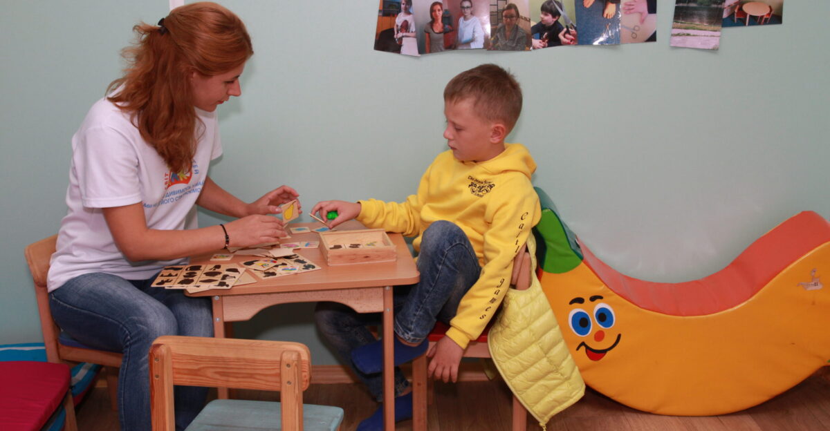 New centre for children with mental disorders opens by an IDP community group in Sumy with support from UNHCR 18 September 2018 Sumy - The World of Happy Children Psycho Social Rehabilitation Centre a project supported by UNHCR and Crimea SOS opens in Sumy with the aim to provide effective socialization support for children with mental challenges with application of modern inclusive approaches to enhance their quality of life The Center for children with mental disorders is organized by the community of internally displaced people IDPs in Sumy and headed by Olena Abayeva the head of the NGO Social and psychological rehabilitation center The World of Happy Children an experienced psychologist and teacher who relocated from Donetsk to Sumy in 2014 Being a mother of a child with autistic disorder Olena knows how important support for families with children with special needs is Olena was able to gather a group of like-minded professionals around her In the Center s team there are six professional child psychologists speech therapists and oligophrenic pedagogues