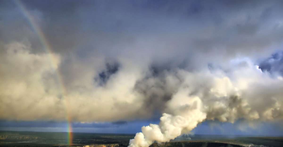 Rainbow and sulfur dioxide emissions from the Halema uma u vent K lauea
