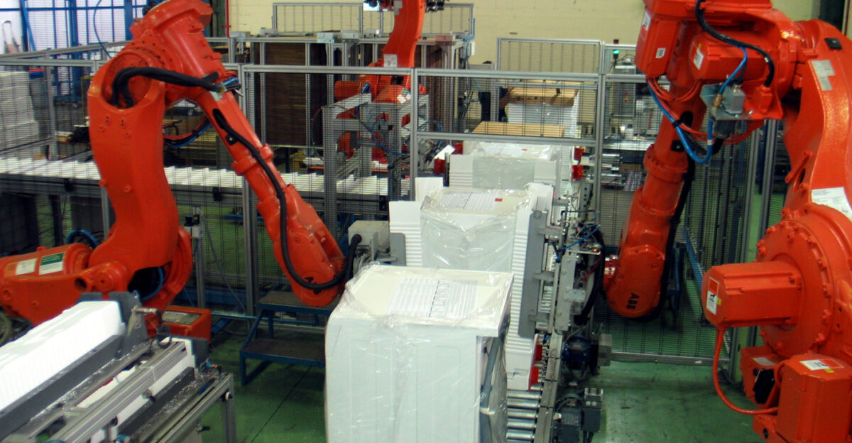 Automatic packaging by robots