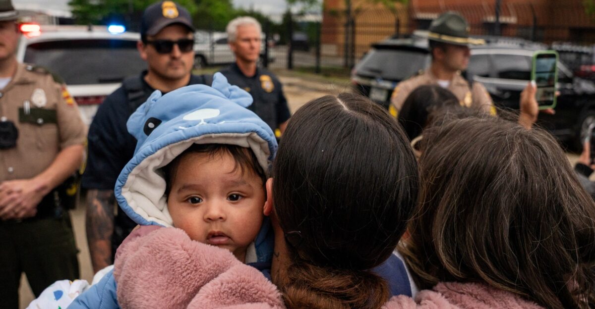 US offers 1 000 stipend to migrants who self-deport Donald