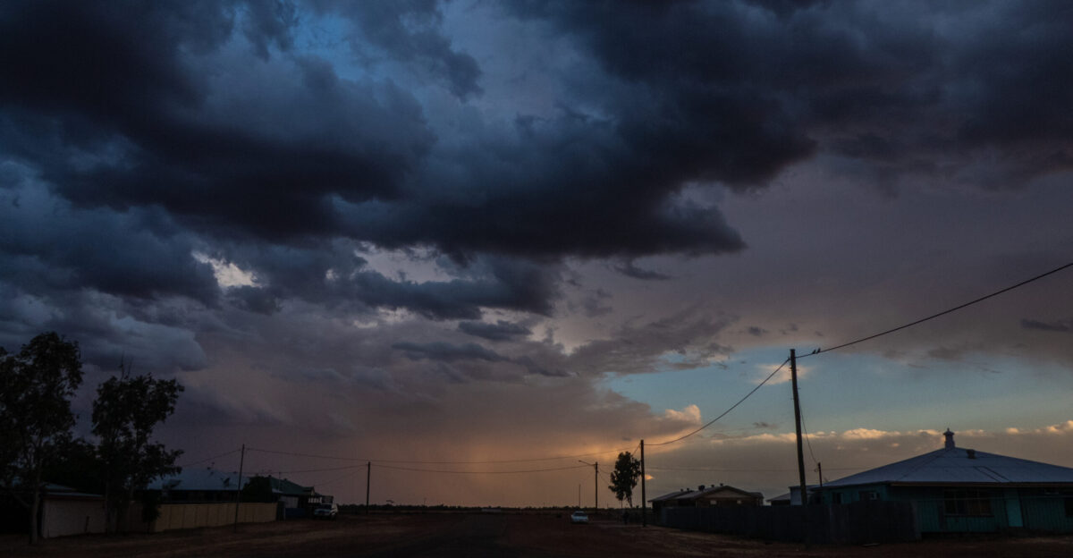 Rain and storms are infrequent in Boulia which has a hot and dry climate Median annual rainfall is 216 mm but this disguises the erratic nature of precipitation When good rains fall they refresh the grasslands and fill the channels providing feed for the region s cattle