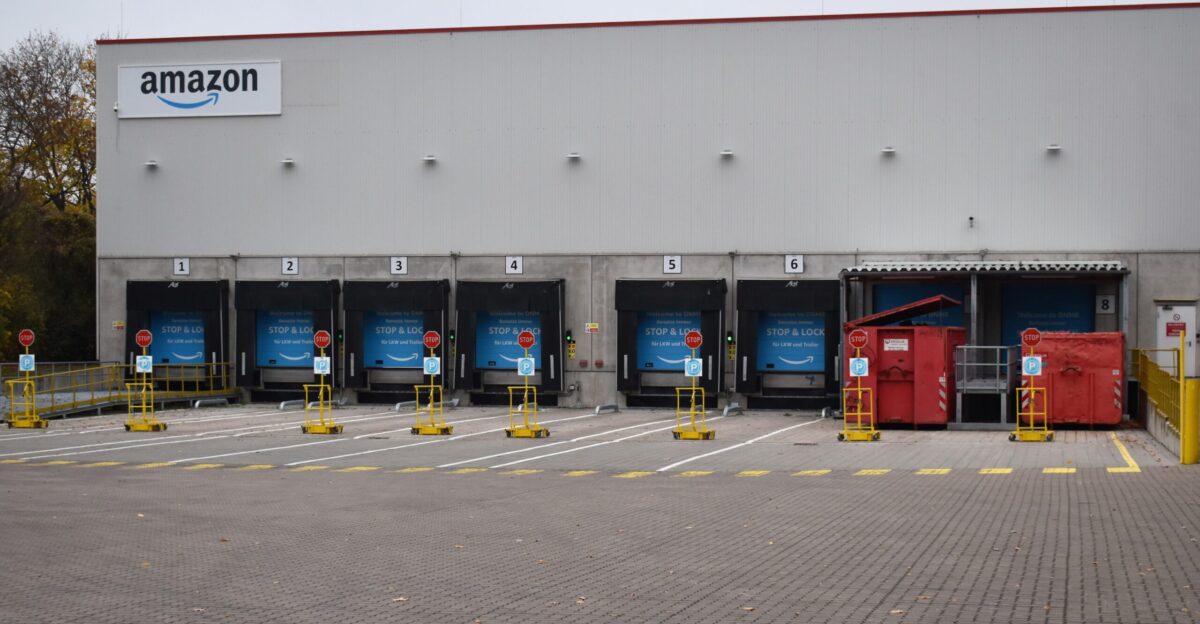 Amazon logistics center in H ver Sehnde near the A7 between K142 Gretlade and Rebhuhnweg