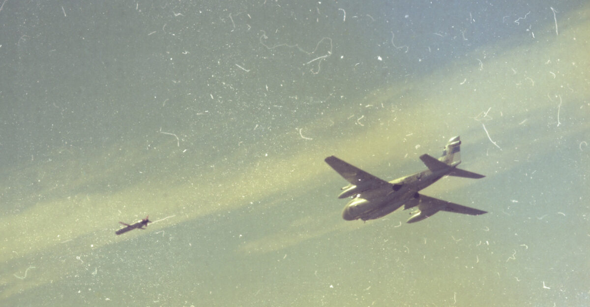 Piction ID-Tomahawk missile test launch from aircraft