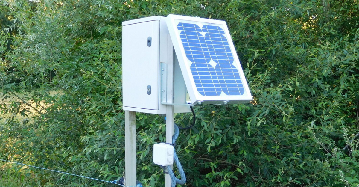 Module photovoltaïque ET Solar référence ET-M53610, puissance maxi : 10 Wp.<br>
Alimente une station hydrologique sur la Crempse Ă Issac (<a href="//commons.wikimedia.org/wiki/Dordogne" title="Dordogne">Dordogne</a>, France).