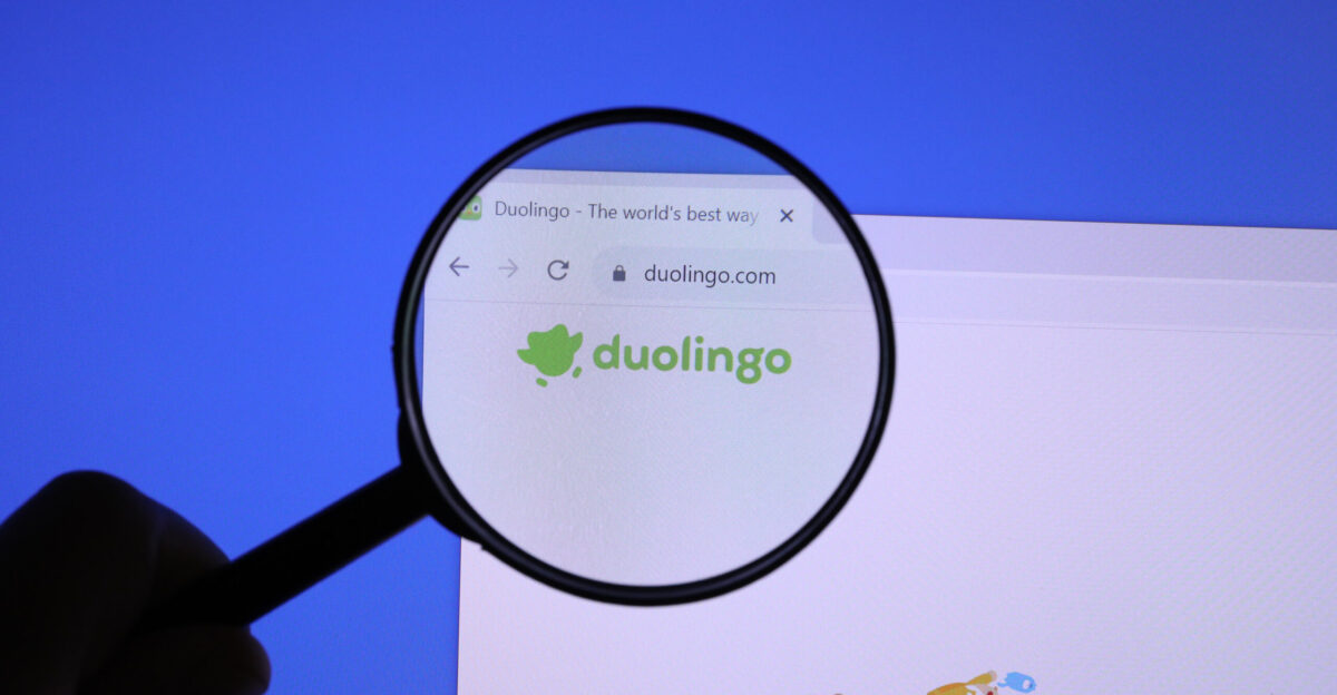 Homepage of DUALINGO Website magnified on logo with magnifying glass