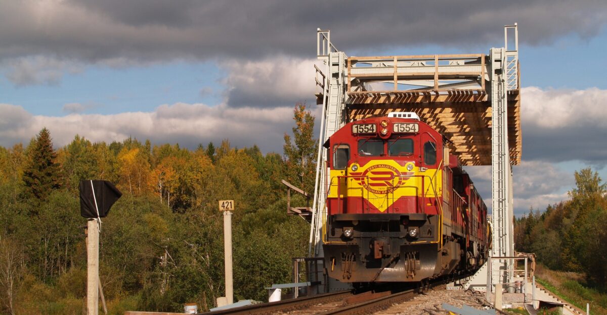 Diesel-electric locomotive GE C36-7 crossing the J nese railway bridge over the Emaj gi river Estonia