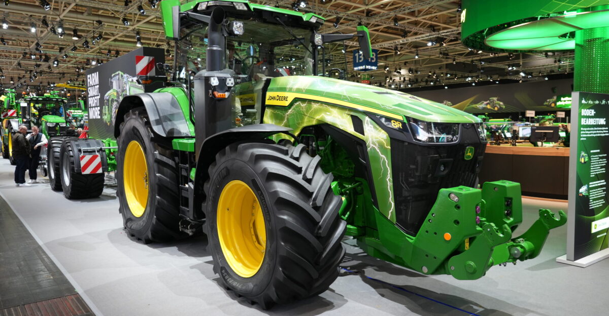 Schr gansicht der Front eines John Deere 8R 410 eAutoPowr ausgestellt auf der Agritechnica 2023
