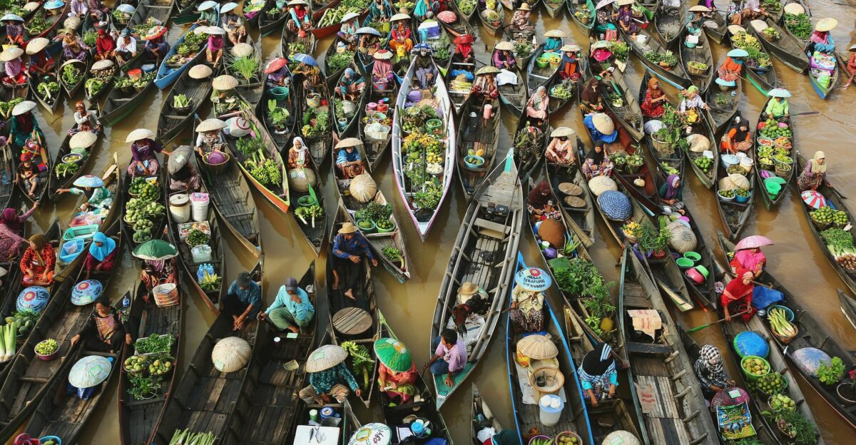 Pasar terapung is a culture of the city of a thousand rivers Banjarmasin The uniqueness of transactions in pasar terapung is a reflection of the culture of the people of Banjar Until now the pasar terapung Lok Baintan at Banjar district is still as the main attraction of South Kalimantan s trade and tourism activities