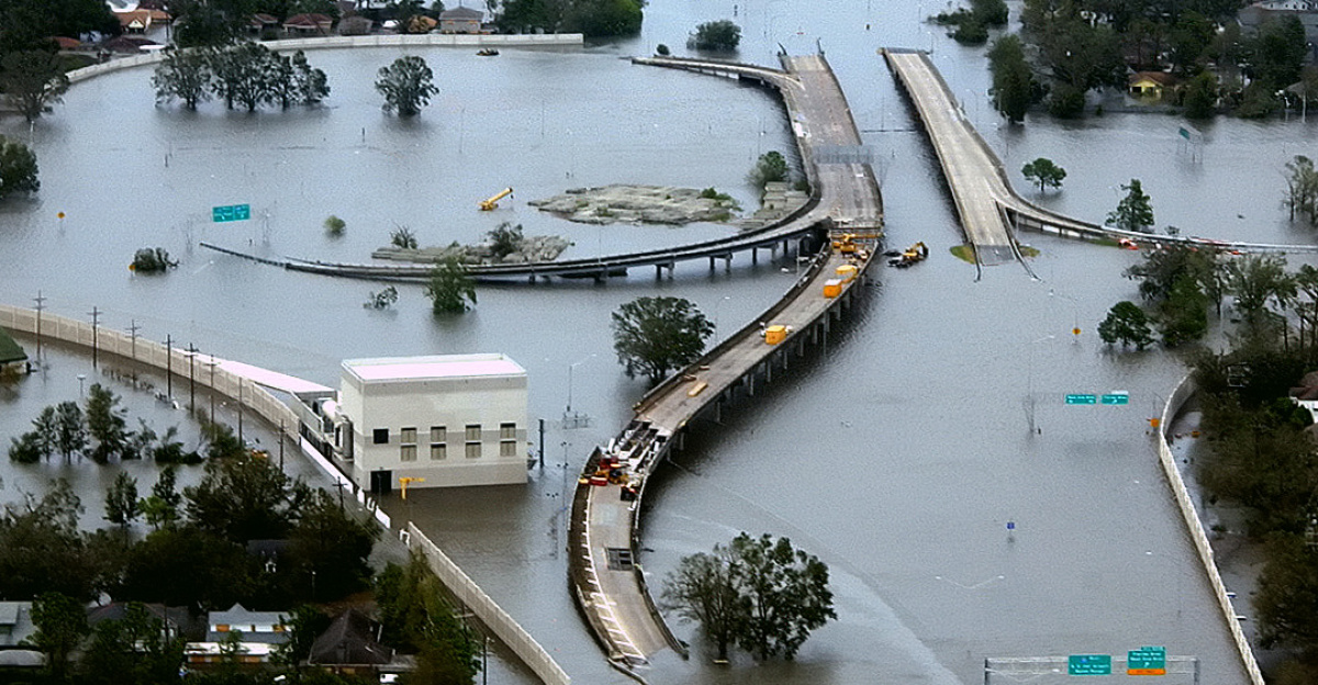New Orleans, Louisiana in the aftermath of Hurricane Katrina (2005:08:29 17:24:22), showing Interstate 10 at West End Boulevard, looking towards Lake Pontchartrain. 
<p>The 17th Street Canal is just beyond the left edge of the image. The breach in the levee of that canal was responsible for much of the flooding of the city in the hours after the hurricane.
</p><p>In the foreground, the intersection is the juncture of I-10, running from the bottom of the photo and curving out of the photo to the left, with the western end of I-610, which extends off the photo from the center right, and the West End entrance/exit from I-10. 
</p><p>The block shaped building at center left front is a pumping station, one of those used to pump water from heavy rains off city streets in more normal times. 
</p><p>The far eastern end of Veterans Memorial Boulevard is seen just back from the interchange extending to the left.
</p><p>The view looks north toward Lake Pontchartrain. The stretch of ground with no buildings from the Interchange to the lake is Pontchartrain Blvd. (on the left) and West End Blvd. (on the right), with a linear park (formerly the route of the New Basin Canal) between them.  Smoke can be seen rising near the lake, probably from the burning of the Southern Yacht Club building. 
</p><p>This photo provided by the U.S. Coast Guard shows flooded roadways as the Coast Guard conducted initial Hurricane Katrina damage assessment overflights of New Orleans, Monday Aug. 29, 2005.
</p>
Edit, selective noise reduction by <a href="//commons.wikimedia.org/wiki/User:Mfield" title="User:Mfield">Mfield</a>