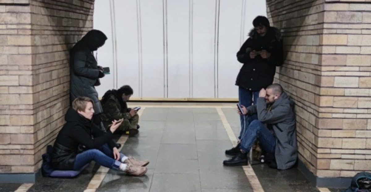 Residents of Kyiv hiding in the subway during Russian rocket attack of Ukraine on December 16, 2022. On that day, more than 76 missiles were fired on the country, of which 40 were fired on Kyiv. The subway was stopped and was used only as a shelter (<a rel="nofollow" class="external text" href="https://web.archive.org/web/20221217015637/https://www.bbc.com/russian/features-63997642">an article</a>).