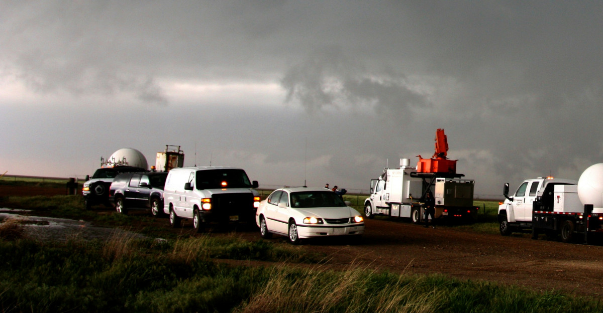 A fleet of VORTEX2 vehicles tracks a supercell thunderstorm near Dumas The blue-green color in the cloud is associated with large hail