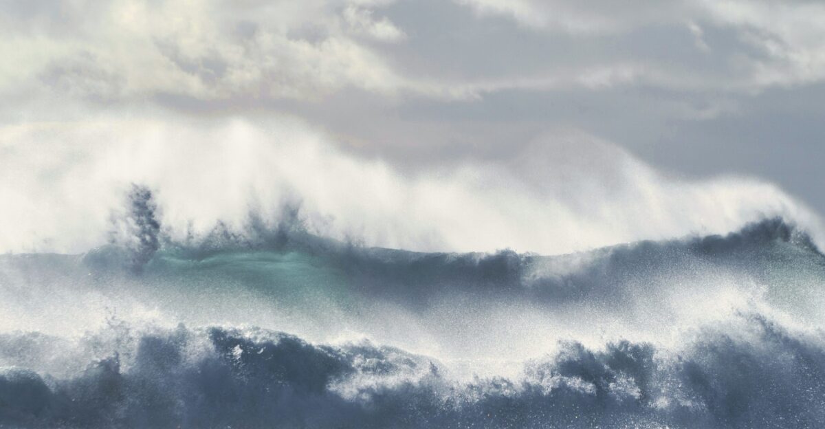 ocean waves under cloudy sky during daytime
