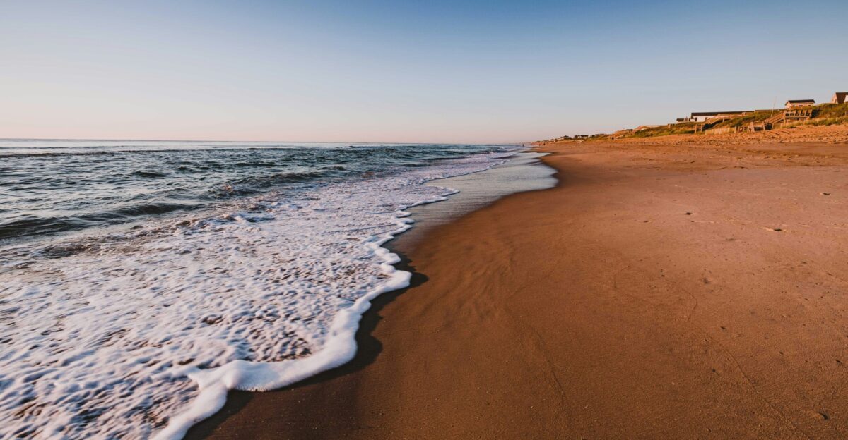 sea waves crashing on shore during daytime