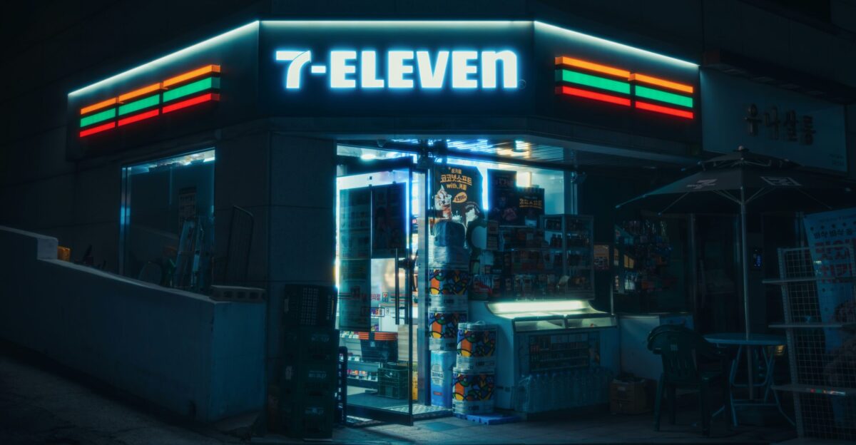 a 7 eleven store lit up at night