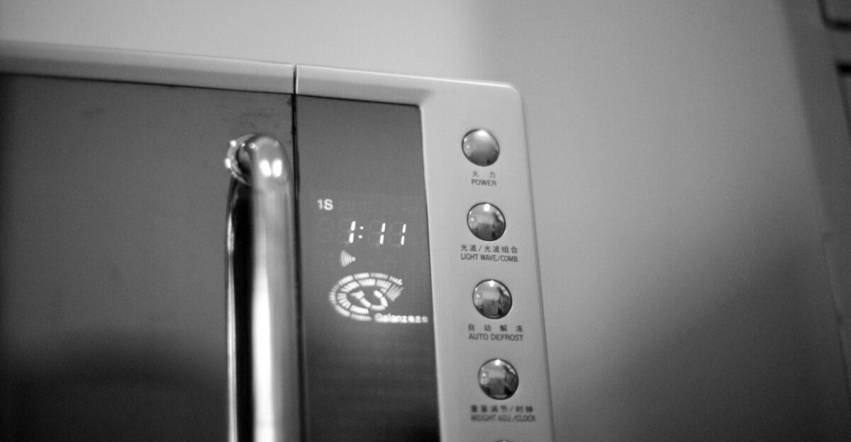 a black and white photo of a microwave