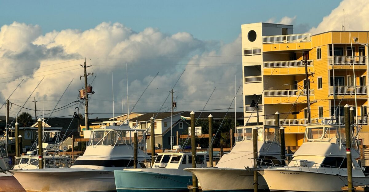 A group of boats sitting in a harbor next to a building
