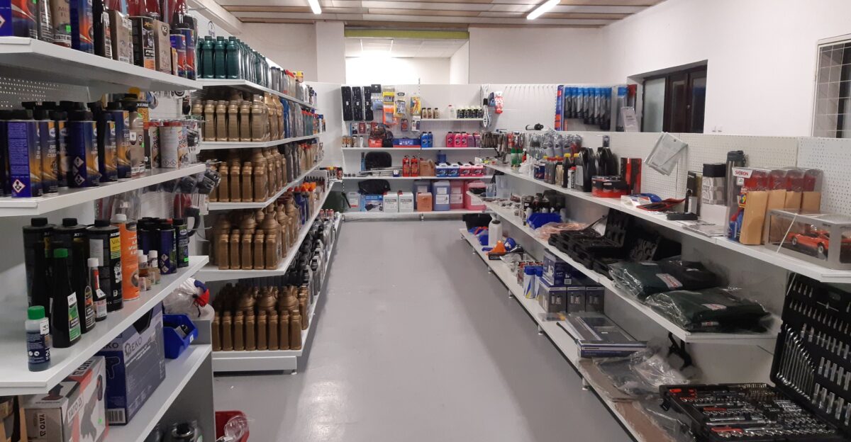 Prostor prodejny obchodu Voton cz autod ly s reg ly s p slu enstv m pro dr bu vozidla