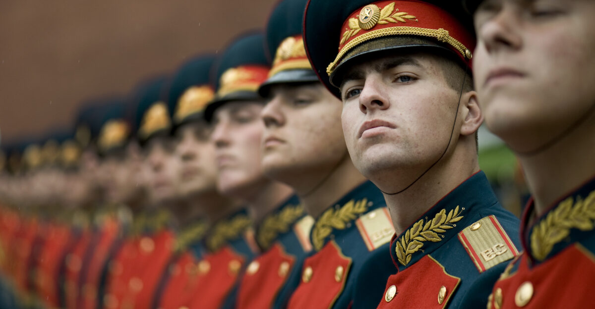 A Russian military honor guard drawn from the 154th Commandant s Regiment welcomes U S Navy Adm Mike Mullen chairman of the Joint Chiefs of Staff during a wreath-laying ceremony at the Tomb of the Unknown Soldier in Moscow Russia June 26 2009 Mullen is on a three-day trip to the country meeting with counterparts and touring the Russian military academy